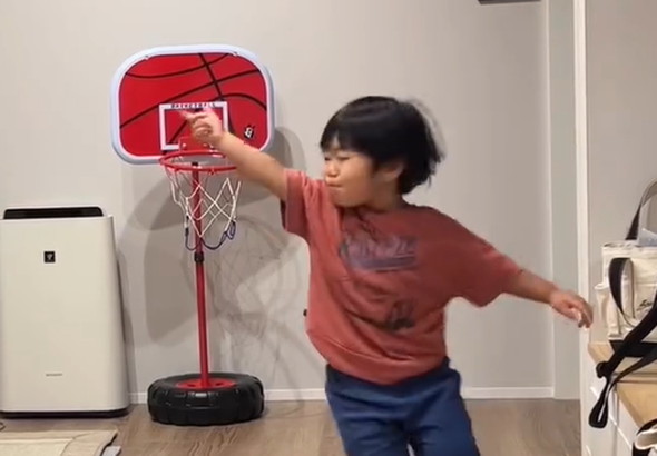 バスケする男の子