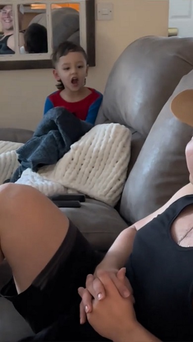 2年ぶりにひげをそったパパをイジる子どもたち