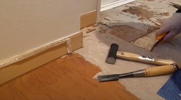 持っている道具を駆使して黒カビの部分を取り除きます