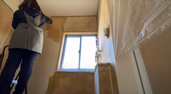 石膏ボードにつきやすいように油性のプライマーを塗っていきます