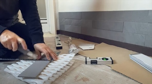 端の部分は割りながら貼っていきます