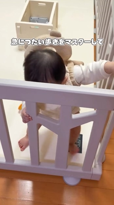 つたい歩きをする赤ちゃん