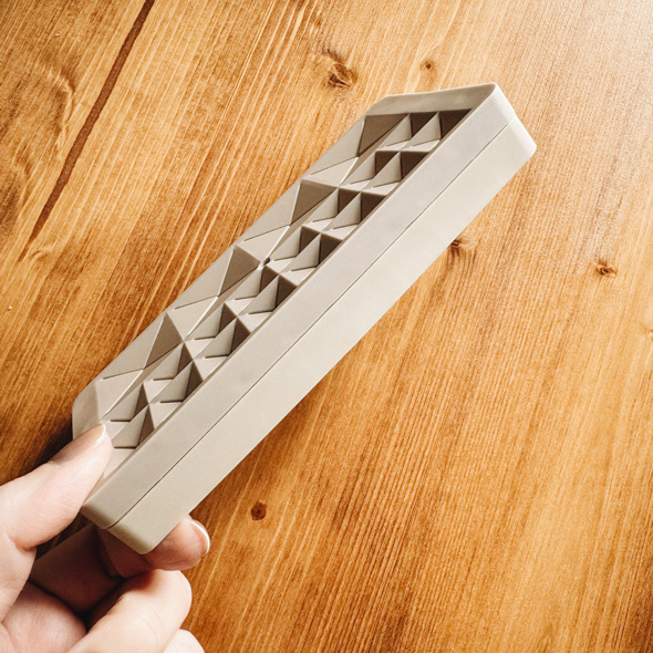 ダイソー 干せるブラシスタンド 逆さ 吊るせる 差し込む 乾かせる ブラシ 乾燥