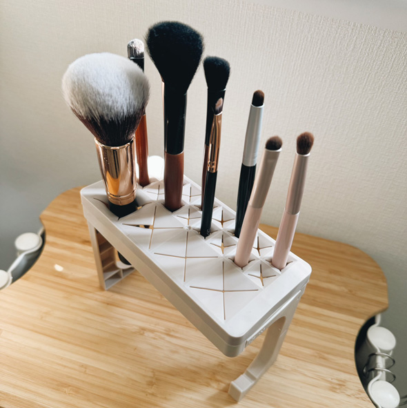 ダイソー 干せるブラシスタンド 逆さ 吊るせる 差し込む 乾かせる ブラシ 乾燥