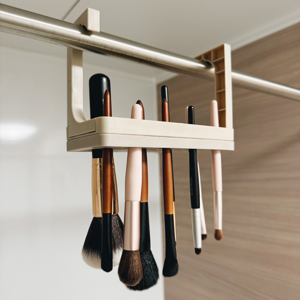 ダイソー 干せるブラシスタンド 逆さ 吊るせる 差し込む 乾かせる ブラシ 乾燥