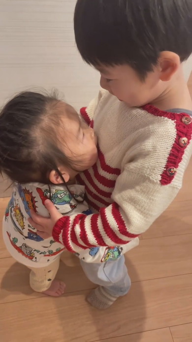 ハグし合う4歳の兄と1歳の妹