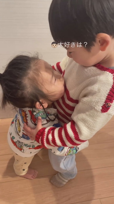 ハグし合う4歳の兄と1歳の妹