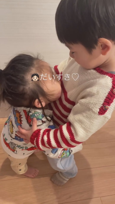 ハグし合う4歳の兄と1歳の妹