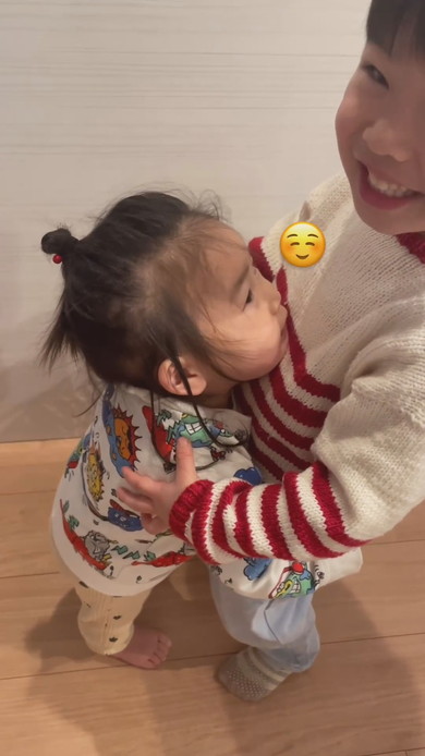 ハグし合う4歳の兄と1歳の妹