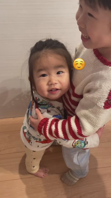 ハグし合う4歳の兄と1歳の妹