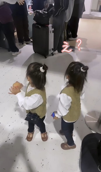 お見送りに来た双子姉妹