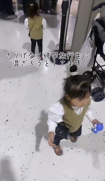 お見送りに来た双子姉妹