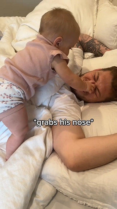 寝たふりをして赤ちゃんの反応を観察するパパとママ