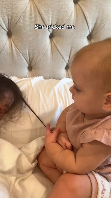 寝たふりをして赤ちゃんの反応を観察するパパとママ