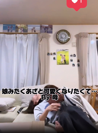 パパが笑ってしまいソファに倒れ込む2人