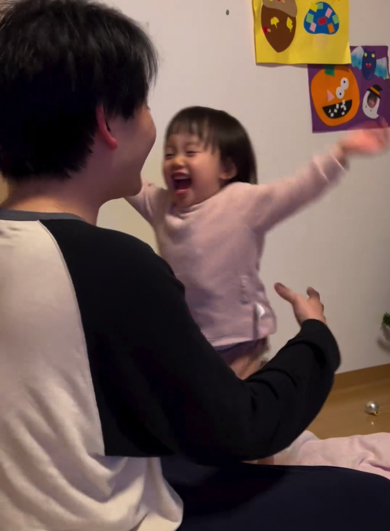 満面の笑顔でパパに抱きつく娘