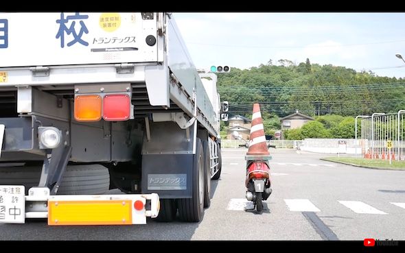 事故 実験 トラック 振り出し 交差点