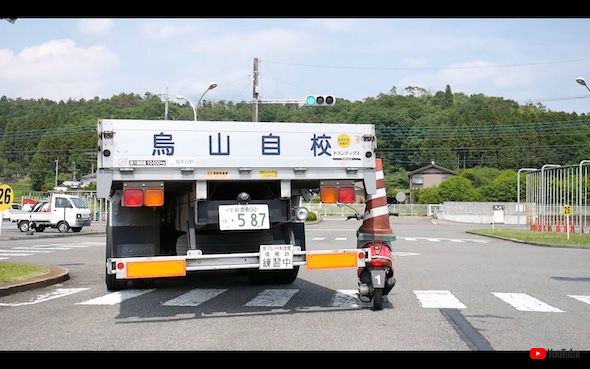 事故 実験 トラック 振り出し 交差点