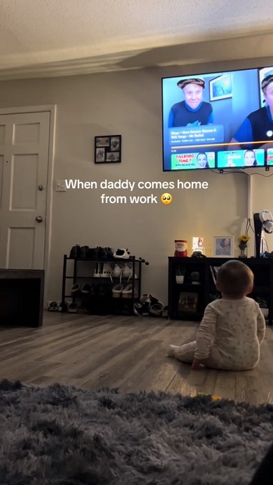 パパの帰宅に全身で喜びを表現する赤ちゃんの後ろ姿