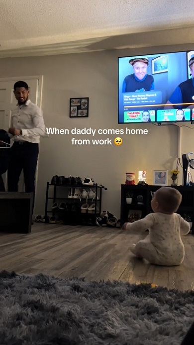 パパの帰宅に全身で喜びを表現する赤ちゃんの後ろ姿