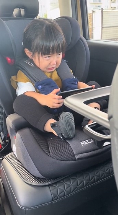 泣きそうな女の子