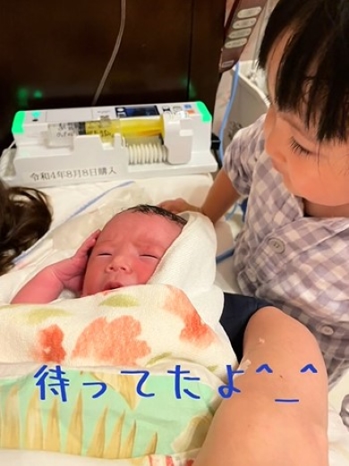 赤ちゃんを見つめる女の子