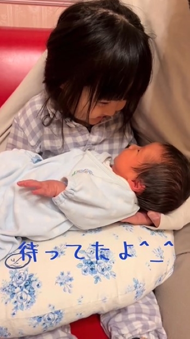 赤ちゃんを抱っこする女の子