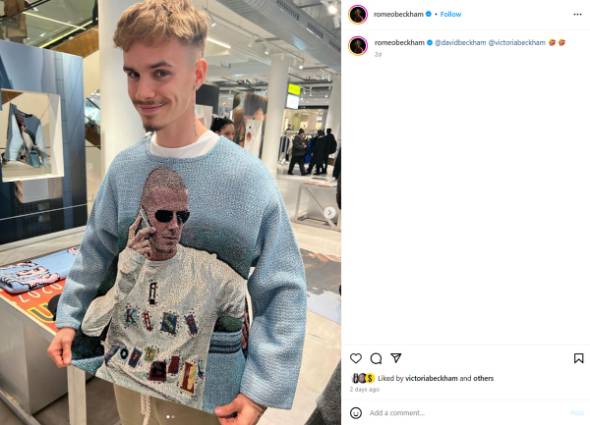 デヴィッド・ベッカム次男が着る両親の顔入りセーターが話題