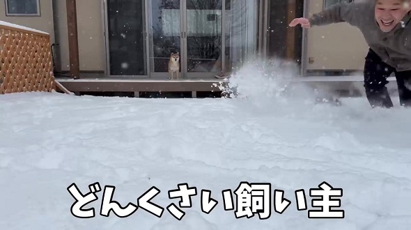 雪の中走るパパ