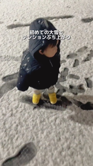 雪原の中を歩く1歳の男の子
