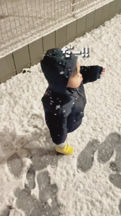 雪原の中を歩く1歳の男の子