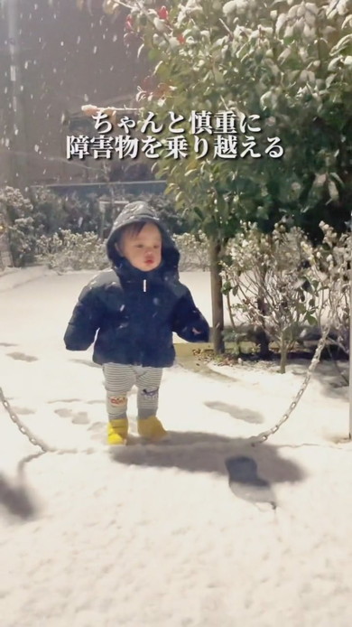雪原の中を歩く1歳の男の子