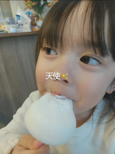 雪見だいふくを食べる女の子
