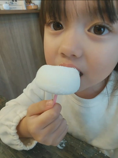 雪見だいふくを食べる女の子