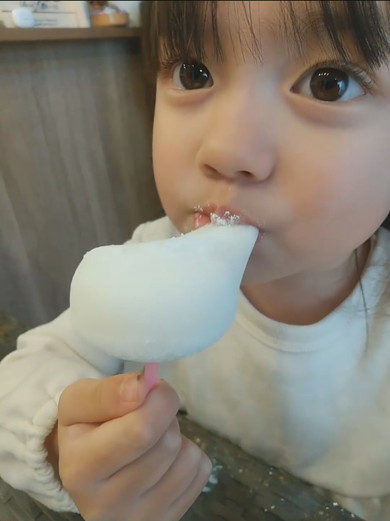 雪見だいふくを食べる女の子