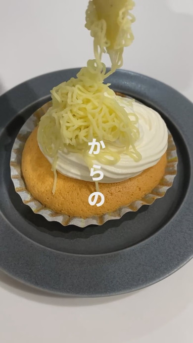 サツマイモクリームを絞っっているところ