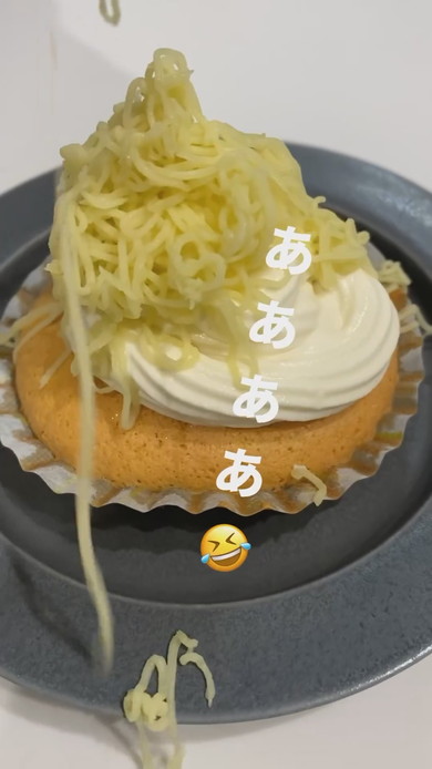 サツマイモクリームを絞っっているところ