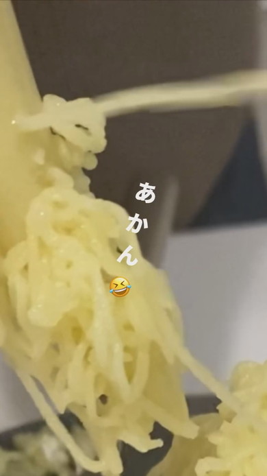 サツマイモクリームを絞っっているところ