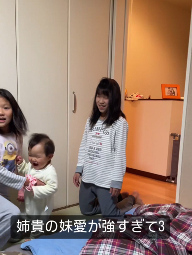 姉の愛情の圧から逃げる赤ちゃん