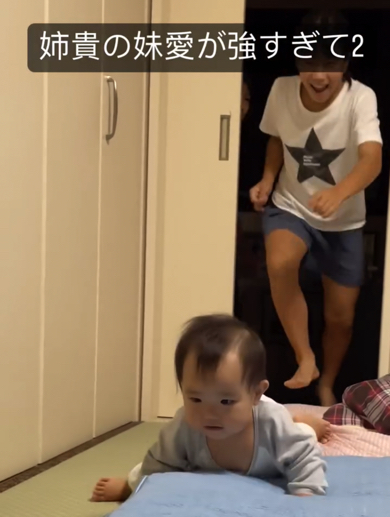 必死に逃げる赤ちゃん