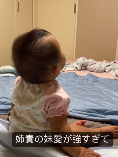 お部屋でくつろぐ赤ちゃん