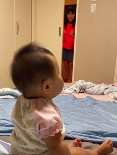 扉から姉が現れます