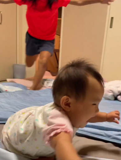 姉から逃げる赤ちゃん