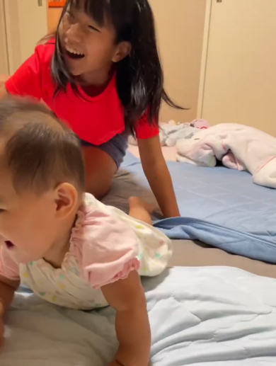 姉に捕まっちゃう赤ちゃん