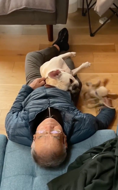 ワンコを寝かしつけるおじいちゃん