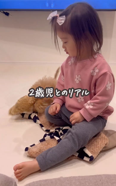 子犬をお迎えしてお姉さんになった女の子
