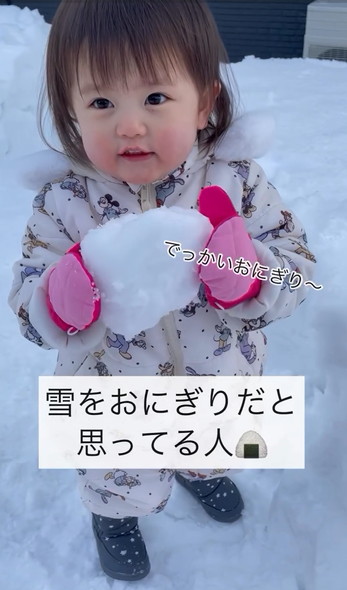 雪で遊ぶ女の子