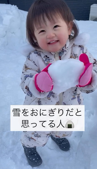 雪で遊ぶ女の子