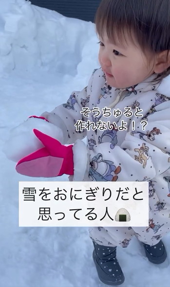 雪で遊ぶ女の子