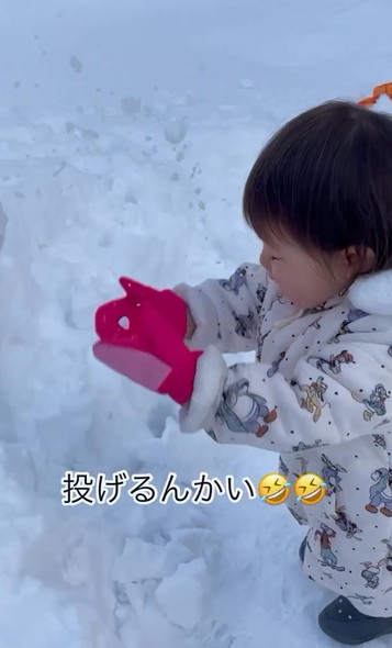 雪で遊ぶ女の子
